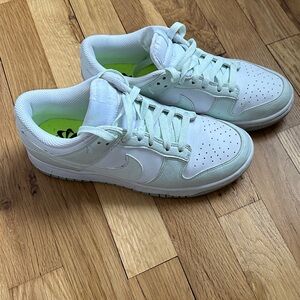 Lightly worn Nike Dunks White and Green Sneakers